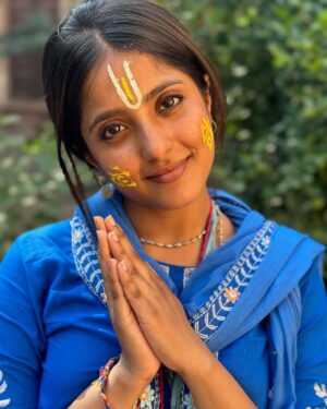 Ulka Gupta Instagram - What a wonderful time spent here, 
I feel complete when I’m in Vrindavan aur 
Radha ke Barsane mein 💕
Jai Shree Radhe ❤️ #radheradhe #vrindavan #barsana