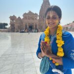 Ulka Gupta Instagram – What a wonderful time spent here, 
I feel complete when I’m in Vrindavan aur 
Radha ke Barsane mein 💕
Jai Shree Radhe ❤️ #radheradhe #vrindavan #barsana Kirti Mandir, Barsana