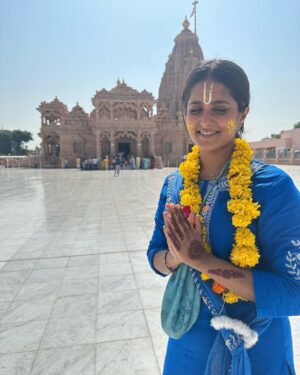 Ulka Gupta Instagram - What a wonderful time spent here, 
I feel complete when I’m in Vrindavan aur 
Radha ke Barsane mein 💕
Jai Shree Radhe ❤️ #radheradhe #vrindavan #barsana