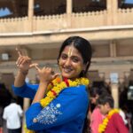 Ulka Gupta Instagram – What a wonderful time spent here, 
I feel complete when I’m in Vrindavan aur 
Radha ke Barsane mein 💕
Jai Shree Radhe ❤️ #radheradhe #vrindavan #barsana Kirti Mandir, Barsana