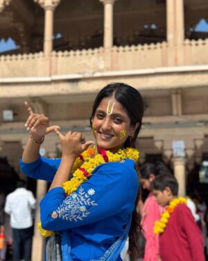 Ulka Gupta Instagram - What a wonderful time spent here, 
I feel complete when I’m in Vrindavan aur 
Radha ke Barsane mein 💕
Jai Shree Radhe ❤️ #radheradhe #vrindavan #barsana