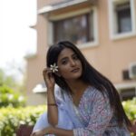 Ulka Gupta Instagram - Phool ab zyada pyaare lagte hain 🌸🕊✨