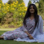 Ulka Gupta Instagram - Phool ab zyada pyaare lagte hain 🌸🕊✨