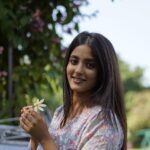 Ulka Gupta Instagram - Be grace, through faith 🤍💜 . . . . . . #nofilter #browngirl #ulkagupta #sunkissed