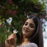 Ulka Gupta Instagram - Be grace, through faith 🤍💜 . . . . . . #nofilter #browngirl #ulkagupta #sunkissed