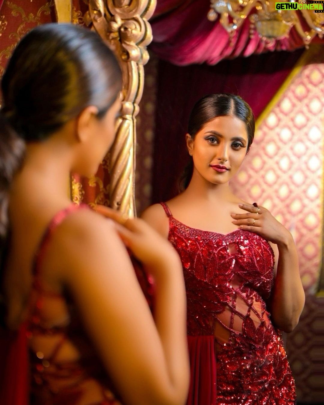 Ulka Gupta Instagram - In Frame:- @ulkagupta ♥️ . Shoot Concept & Look Designed By:- @nehaadhvikmahajan @bridalsbynam @imuseacademy . 💄MUA , Hair & Styling :- @nehaadhvikmahajan . 👗Outfit :- @nikhitatandon @reynutaandon . 📍Location:- @setsinthecity.in #ulkagupta #makeup #ootd #nehaadhvikmahajan #makeupbyme💄 #nammakeovers #bride #to #be #bridal #look #bridalmakeupartist #destinationweddingmakeupartist #weddingmakeup #hair #hairstyling #nammakeovers #bollywood #television #makeupartist #mumbai #traveller #all #over #the #globe