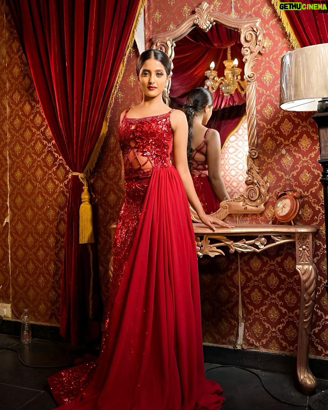 Ulka Gupta Instagram - In Frame:- @ulkagupta ♥️ . Shoot Concept & Look Designed By:- @nehaadhvikmahajan @bridalsbynam @imuseacademy . 💄MUA , Hair & Styling :- @nehaadhvikmahajan . 👗Outfit :- @nikhitatandon @reynutaandon . 📍Location:- @setsinthecity.in #ulkagupta #makeup #ootd #nehaadhvikmahajan #makeupbyme💄 #nammakeovers #bride #to #be #bridal #look #bridalmakeupartist #destinationweddingmakeupartist #weddingmakeup #hair #hairstyling #nammakeovers #bollywood #television #makeupartist #mumbai #traveller #all #over #the #globe