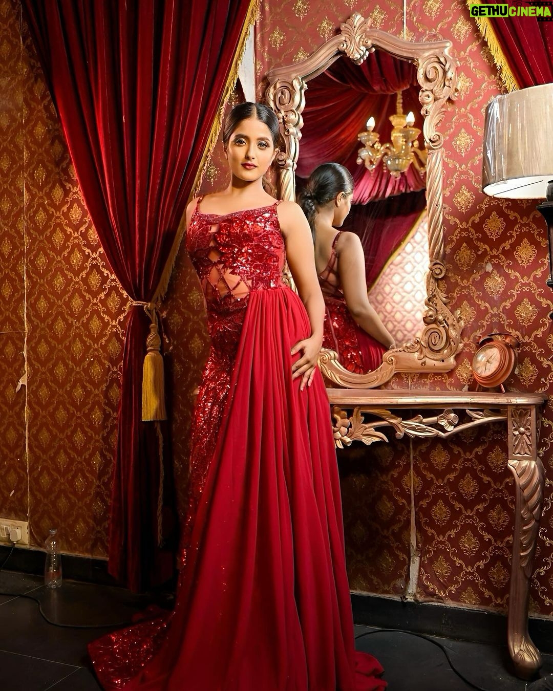 Ulka Gupta Instagram - In Frame:- @ulkagupta ♥️ . Shoot Concept & Look Designed By:- @nehaadhvikmahajan @bridalsbynam @imuseacademy . 💄MUA , Hair & Styling :- @nehaadhvikmahajan . 👗Outfit :- @nikhitatandon @reynutaandon . 📍Location:- @setsinthecity.in #ulkagupta #makeup #ootd #nehaadhvikmahajan #makeupbyme💄 #nammakeovers #bride #to #be #bridal #look #bridalmakeupartist #destinationweddingmakeupartist #weddingmakeup #hair #hairstyling #nammakeovers #bollywood #television #makeupartist #mumbai #traveller #all #over #the #globe