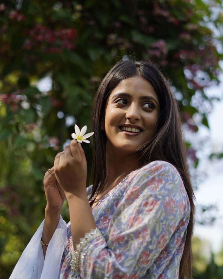 Ulka Gupta Instagram - Be grace, through faith 🤍💜 . . . . . . #nofilter #browngirl #ulkagupta #sunkissed