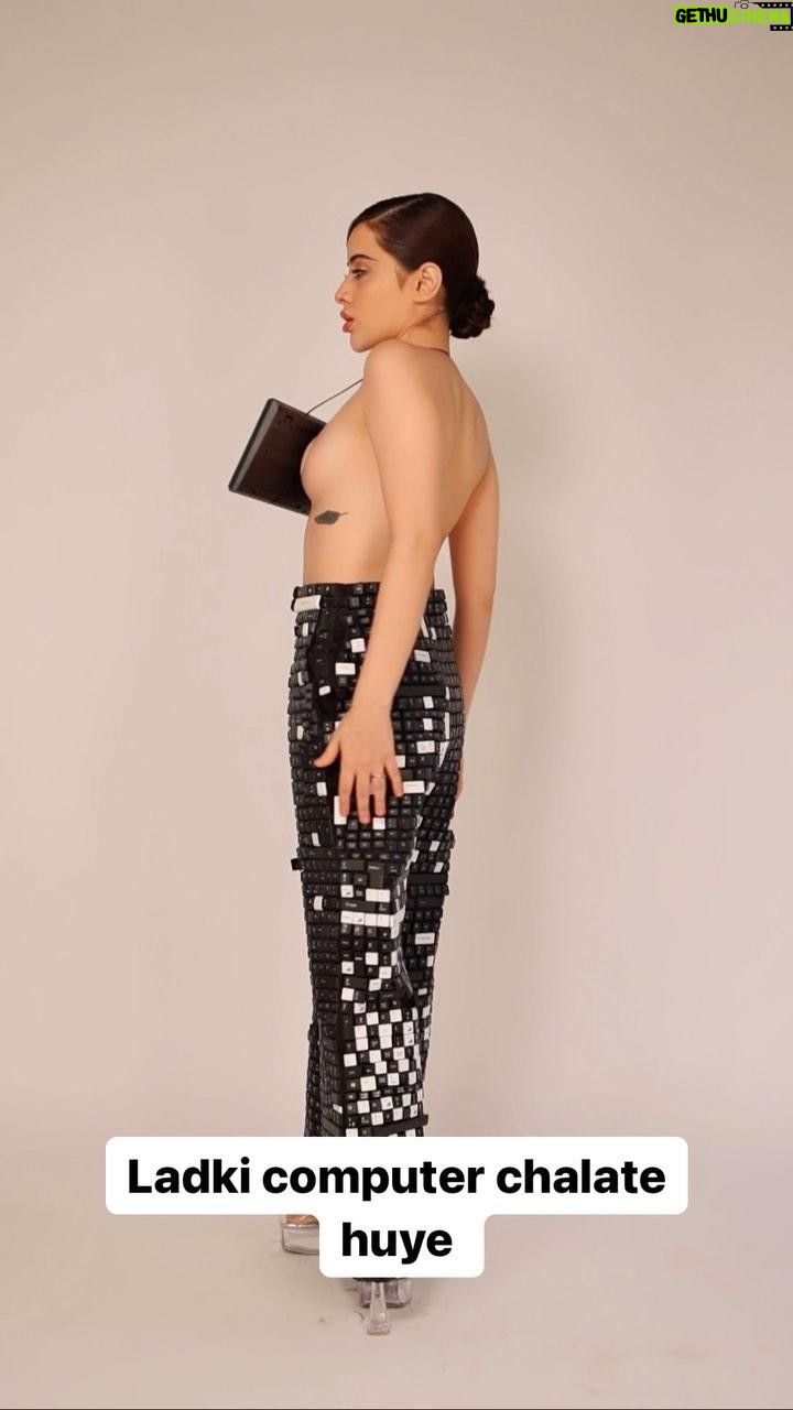 Urfi Javed Instagram - Campooter The pants are made from the keys of keyboards !!