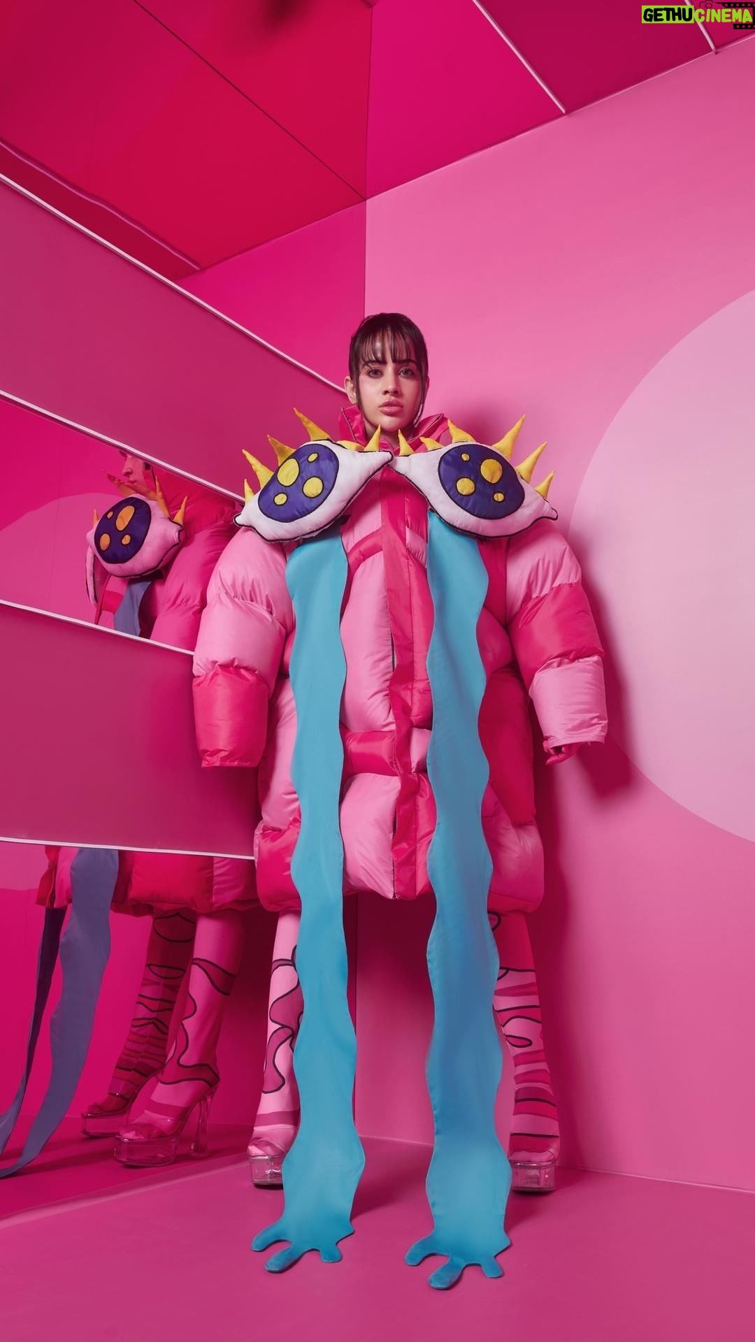 Urfi Javed Instagram - @sazo.in’s transformational piece like no other - the vibrant & exclusive Puffy Eye Puffer Jacket that peers into your soul and pours out a trail of tears. Their love for using the human eye as the core starting point for all of their designs takes a new, transformational form with its tears pouring, attached to a jacket & shot in a set designed by Sazo’s team that…probably feels otherwise. We leave that interpretation upto you 😉 Designed by: @saowadapao & @suvarnapriya Model: @urf7i Make-Up Artist: @makeupbybhaktik Cinematographer: @sridharkak Editor: @dwanigee15 Colourist: @yashsoni.color Photographer: @anurag_kabburphotography Intern/Assistant (Sazo): @nehaamin_105 Technical Expert: @gokulnath.nair
