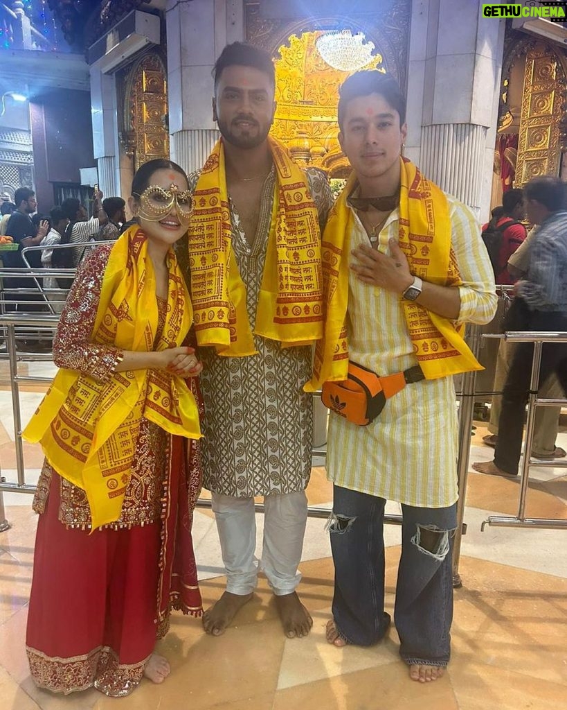 Urfi Javed Instagram - Ganapati Bappa morya ❤️ Siddhivinayak Temple, Mumbai