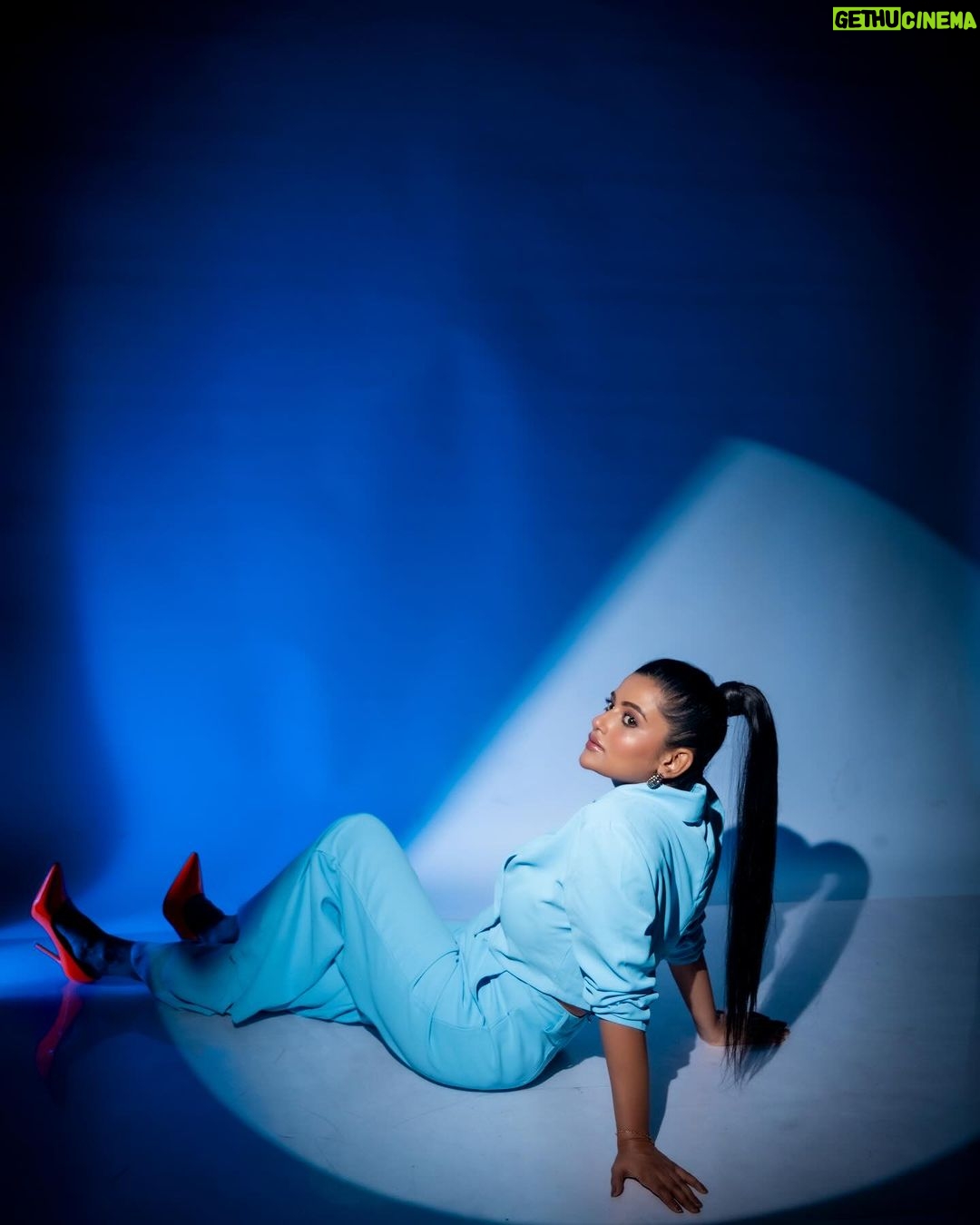 Ushasi Ray Instagram - 💙🧊❄️🩵 📸 @imsayandey 👗 @style_by_madhab 💄💇♀️ @baban.islam.54 Kolkata