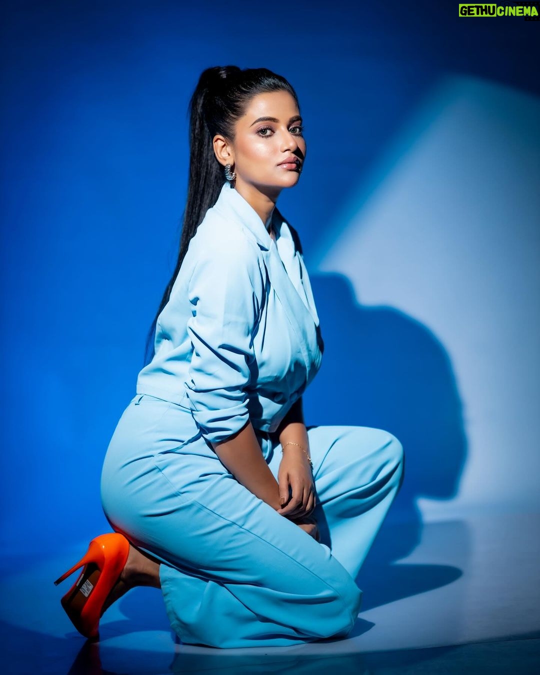 Ushasi Ray Instagram - 💙🧊❄️🩵 📸 @imsayandey 👗 @style_by_madhab 💄💇♀️ @baban.islam.54 Kolkata
