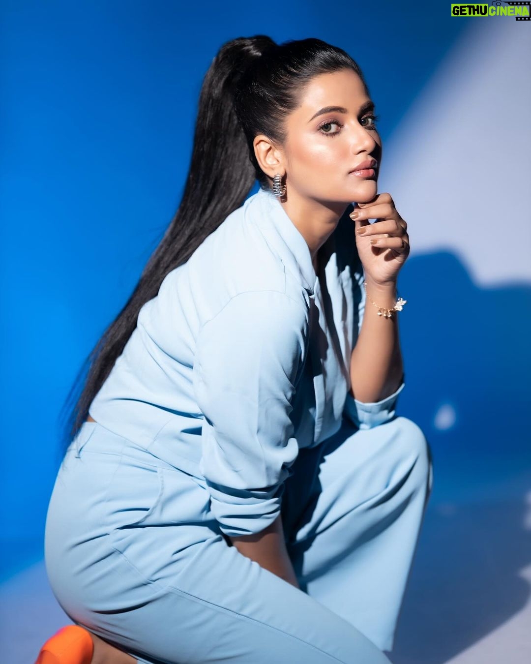 Ushasi Ray Instagram - 💙🧊❄️🩵 📸 @imsayandey 👗 @style_by_madhab 💄💇♀️ @baban.islam.54 Kolkata