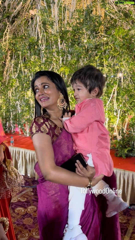 Ushasi Ray Instagram - পিসি ভেবে @ushasi এর কোলে চলে এলো দর্শনার ছোট্ট ভাইপো @vihaanbanik 😀❤️ #DSav #ushasi #SauravDarshana #wedding #kid #momentoftheday