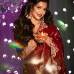 Ushasi Ray Instagram - সকলকে জানাই দীপাবলির অনেক শুভেচ্ছা 🪔✨💖♥️ 📸 @imsayandey 💄 @pritha_dutta_official 🥻 @avijitdasofficial_bengal Styling @kiara_sen111 Kolkata