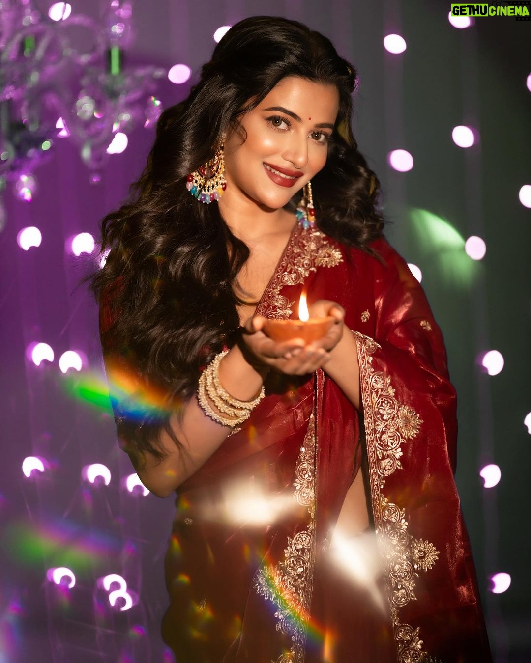Ushasi Ray Instagram - সকলকে জানাই দীপাবলির অনেক শুভেচ্ছা 🪔✨💖♥️ 📸 @imsayandey 💄 @pritha_dutta_official 🥻 @avijitdasofficial_bengal Styling @kiara_sen111 Kolkata