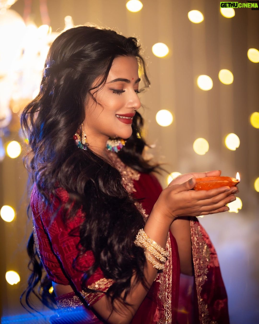 Ushasi Ray Instagram - সকলকে জানাই দীপাবলির অনেক শুভেচ্ছা 🪔✨💖♥️ 📸 @imsayandey 💄 @pritha_dutta_official 🥻 @avijitdasofficial_bengal Styling @kiara_sen111 Kolkata