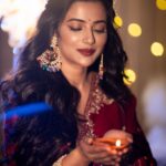 Ushasi Ray Instagram - সকলকে জানাই দীপাবলির অনেক শুভেচ্ছা 🪔✨💖♥️ 📸 @imsayandey 💄 @pritha_dutta_official 🥻 @avijitdasofficial_bengal Styling @kiara_sen111 Kolkata