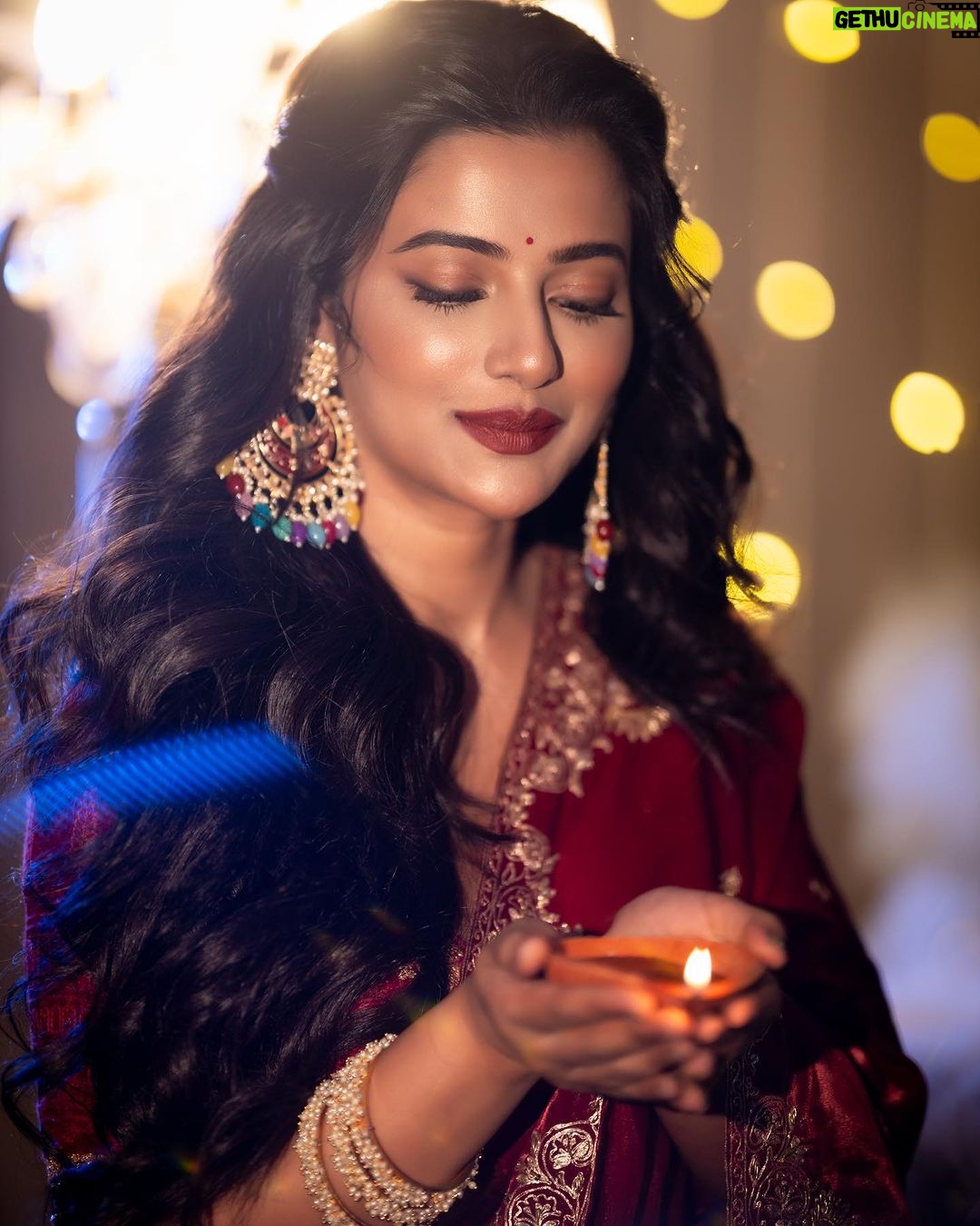 Ushasi Ray Instagram - সকলকে জানাই দীপাবলির অনেক শুভেচ্ছা 🪔✨💖♥️ 📸 @imsayandey 💄 @pritha_dutta_official 🥻 @avijitdasofficial_bengal Styling @kiara_sen111 Kolkata