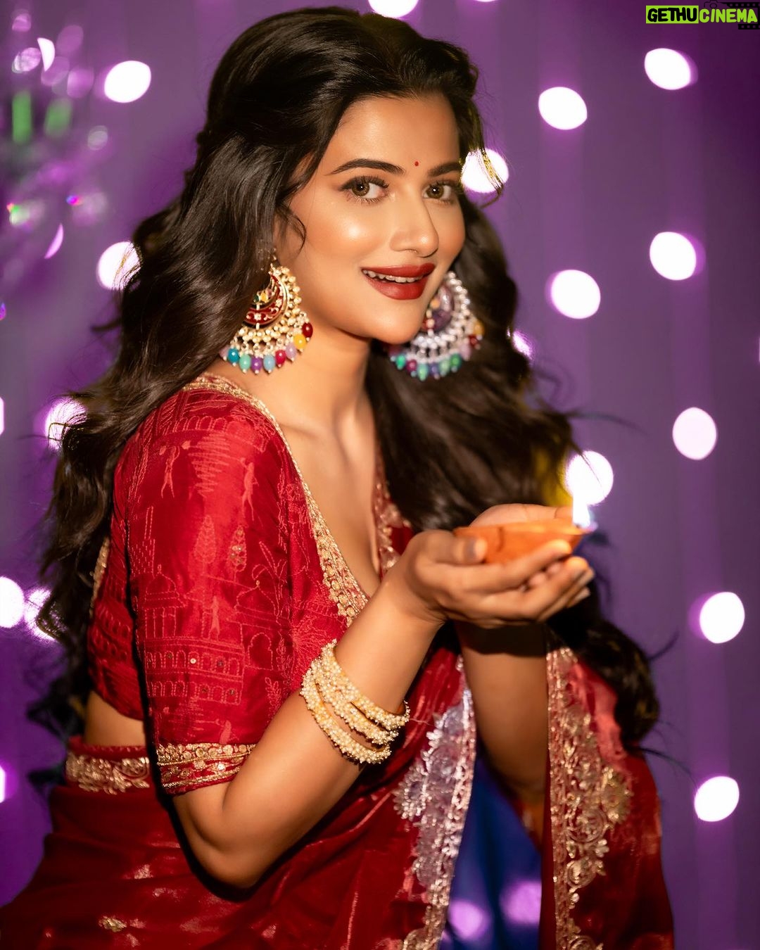 Ushasi Ray Instagram - সকলকে জানাই দীপাবলির অনেক শুভেচ্ছা 🪔✨💖♥️ 📸 @imsayandey 💄 @pritha_dutta_official 🥻 @avijitdasofficial_bengal Styling @kiara_sen111 Kolkata