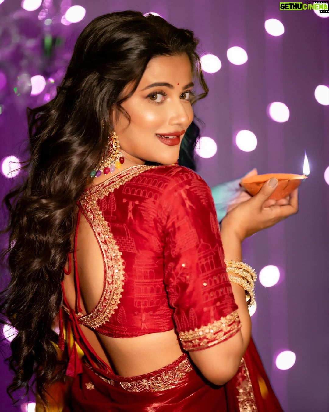 Ushasi Ray Instagram - সকলকে জানাই দীপাবলির অনেক শুভেচ্ছা 🪔✨💖♥️ 📸 @imsayandey 💄 @pritha_dutta_official 🥻 @avijitdasofficial_bengal Styling @kiara_sen111 Kolkata
