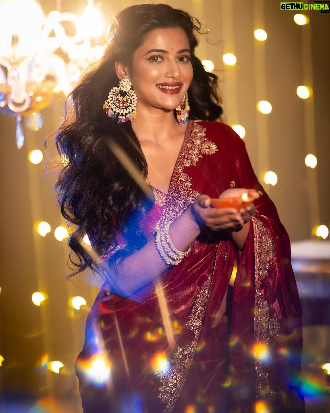 Ushasi Ray Instagram - সকলকে জানাই দীপাবলির অনেক শুভেচ্ছা 🪔✨💖♥️ 📸 @imsayandey 💄 @pritha_dutta_official 🥻 @avijitdasofficial_bengal Styling @kiara_sen111 Kolkata