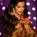 Ushasi Ray Instagram - সকলকে জানাই দীপাবলির অনেক শুভেচ্ছা 🪔✨💖♥️ 📸 @imsayandey 💄 @pritha_dutta_official 🥻 @avijitdasofficial_bengal Styling @kiara_sen111 Kolkata