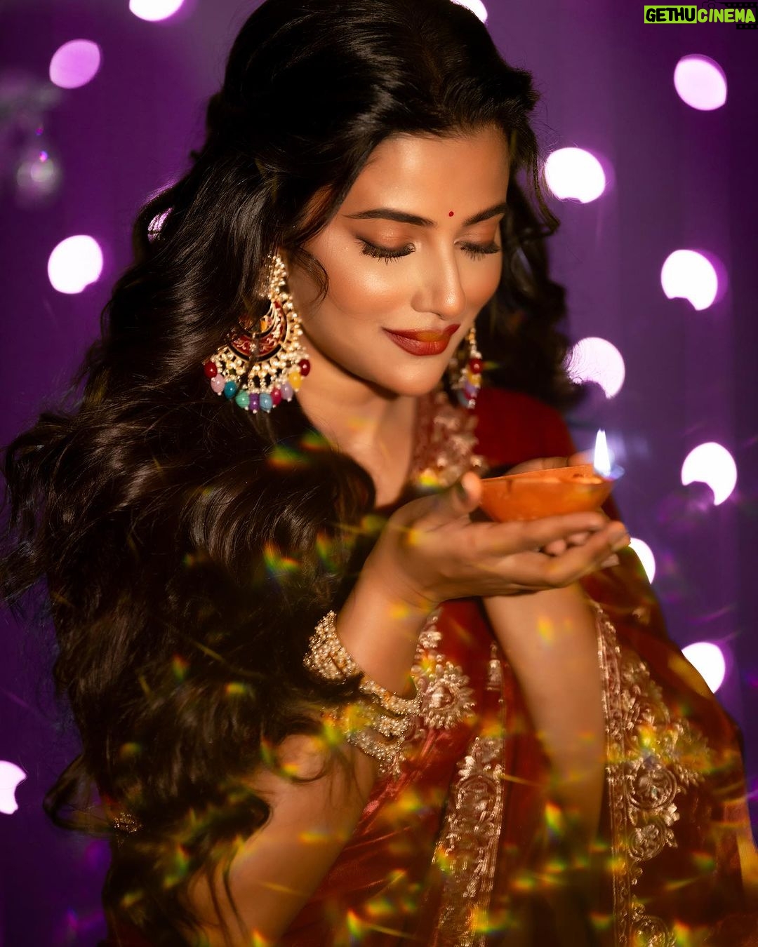 Ushasi Ray Instagram - সকলকে জানাই দীপাবলির অনেক শুভেচ্ছা 🪔✨💖♥️ 📸 @imsayandey 💄 @pritha_dutta_official 🥻 @avijitdasofficial_bengal Styling @kiara_sen111 Kolkata