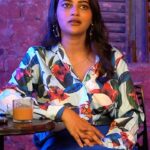 Ushasi Ray Instagram - সে আসছে… অতৃপ্ত ইচ্ছে পূরণ করতে নাকি অন্যায়ের প্রতিশোধ নিতে? #Petni directed by #AbhimanyuMukherjee, Premieres only on #Addatimes on November 17th, Subscribe Now! @ushasi @being_kaustav #AddaEkhonJomjomat #Addatimes2023 #adda #NewSeries #PetnionAddatimes