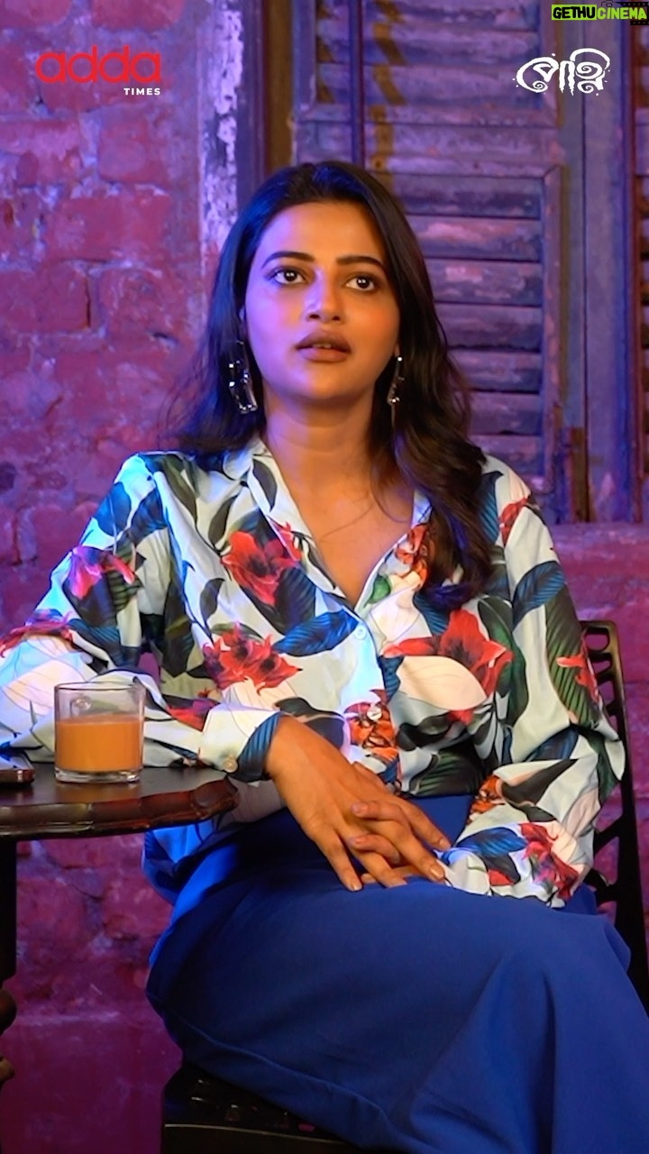 Ushasi Ray Instagram - সে আসছে… অতৃপ্ত ইচ্ছে পূরণ করতে নাকি অন্যায়ের প্রতিশোধ নিতে? #Petni directed by #AbhimanyuMukherjee, Premieres only on #Addatimes on November 17th, Subscribe Now! @ushasi @being_kaustav #AddaEkhonJomjomat #Addatimes2023 #adda #NewSeries #PetnionAddatimes