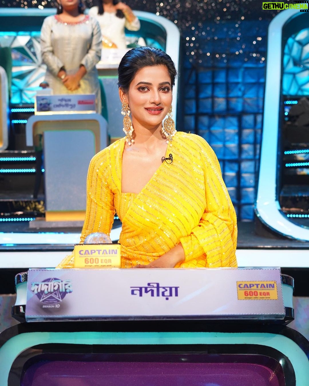 Ushasi Ray Instagram - আজ রাত ৯:৩০এ ZeeBangla দাদাগিরি দেখতে ভুলবেন না , আমরা থাকছি 😃 Outfit & styled by @neelsaha_styled_by_blue Makeup @papiyachanda DRR Studio Rajarhat