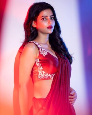 Ushasi Ray Instagram - শুভ অষ্টমী ♥️
📸 @imsayandey 
🥻 @style_by_madhab @threaded_madhab 
💄 @makeupbysumanganguly 
💇‍♀️ @hairbymousami