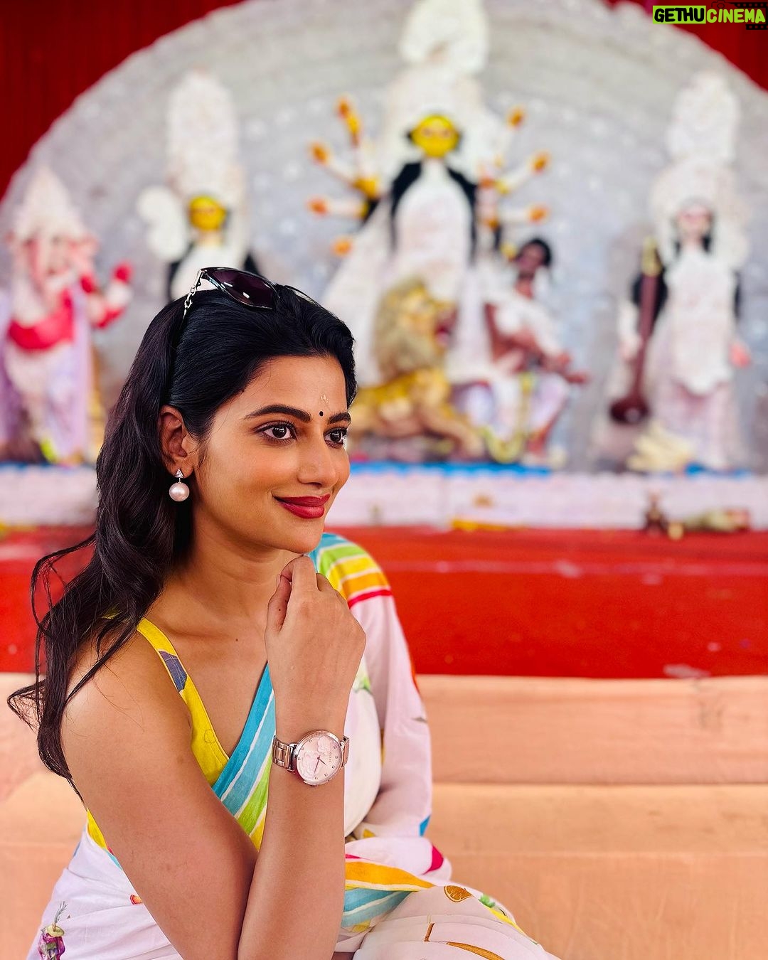 Ushasi Ray Instagram - সকল কে জানাই মহাষষ্ঠীর অনেক শুভেচ্ছা ! শাড়ী জন্মদিনে পেলাম শুভাদি , পুনামদির থেকে @shubhadesignstudio 😃 @talentwala.in @groupmerlin #metadurgapujasquad #pujoadda #durgapuja2023 Kolkata