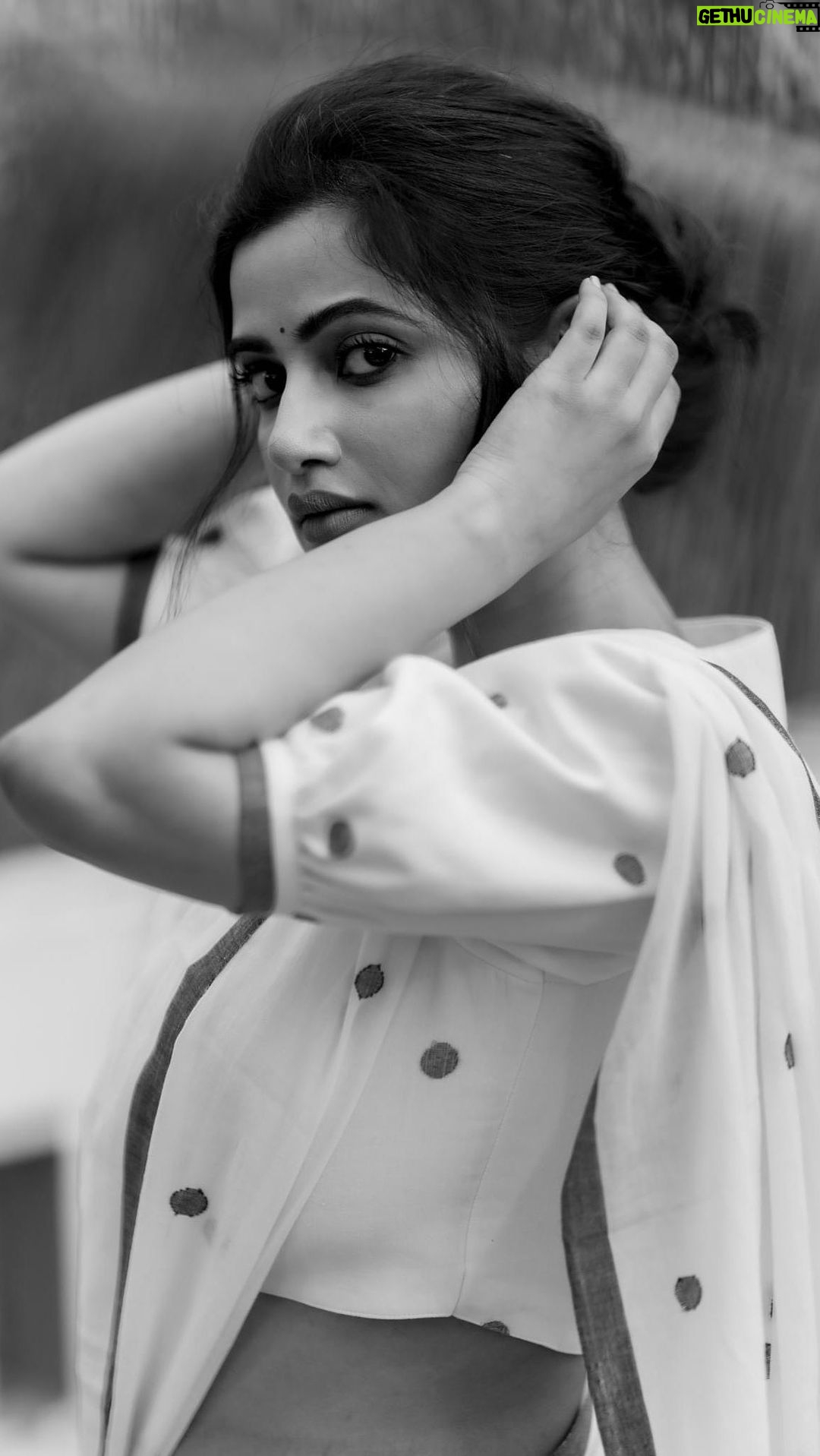 Ushasi Ray Instagram - #behindthescenes With @ushasi . . TeamWork @makeupbysumanganguly @hairbymousami @style_by_madhab @sandipan_sarkar___ @tollyonline . . #reelsinstagram #newpost #bongbeauties #saree #photoshoot #photo #photographers #photooftheday