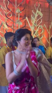 Ushasi Ray Instagram - আমাদের পঞ্চমীর কিছু মুহূর্ত সুরুচি সংঘে 🌻 @sanjbee @sauraseni1 #metadurgapujasquad #durgapujo2023 #pujoadda