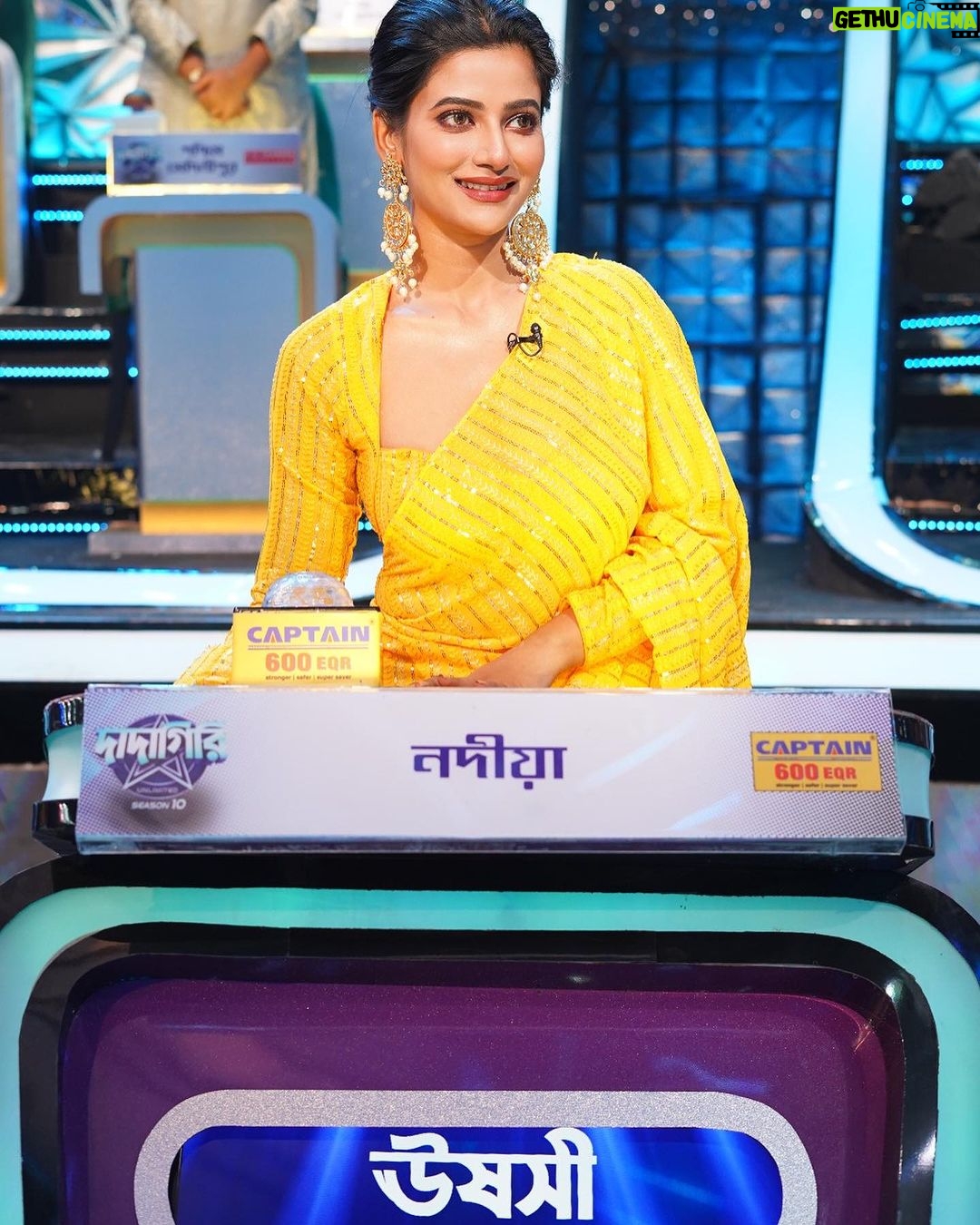 Ushasi Ray Instagram - আজ রাত ৯:৩০এ ZeeBangla দাদাগিরি দেখতে ভুলবেন না , আমরা থাকছি 😃 Outfit & styled by @neelsaha_styled_by_blue Makeup @papiyachanda DRR Studio Rajarhat