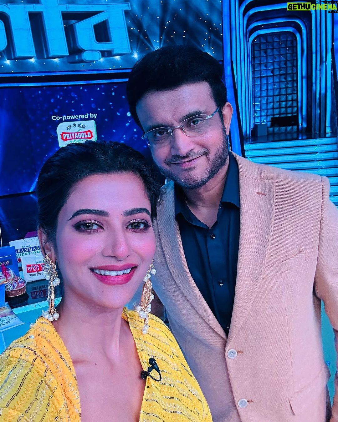 Ushasi Ray Instagram - আজ রাত ৯:৩০এ ZeeBangla দাদাগিরি দেখতে ভুলবেন না , আমরা থাকছি 😃 Outfit & styled by @neelsaha_styled_by_blue Makeup @papiyachanda DRR Studio Rajarhat