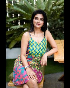 Ushasi Ray Instagram - 🍀💚☘️🍬🌿🌱 Photo credits @sahil_paswan_2646_ @avishekersathe HMU @pritha_dutta_official Dress by @shubhadesignstudio Kolkata