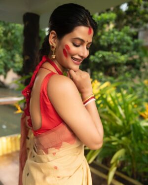 Ushasi Ray Instagram - আসছে বছর  আবার হবে 😃
সকলকে জানাই শুভ বিজয়া ♥️

#throwback #shootday  #sindurkhela