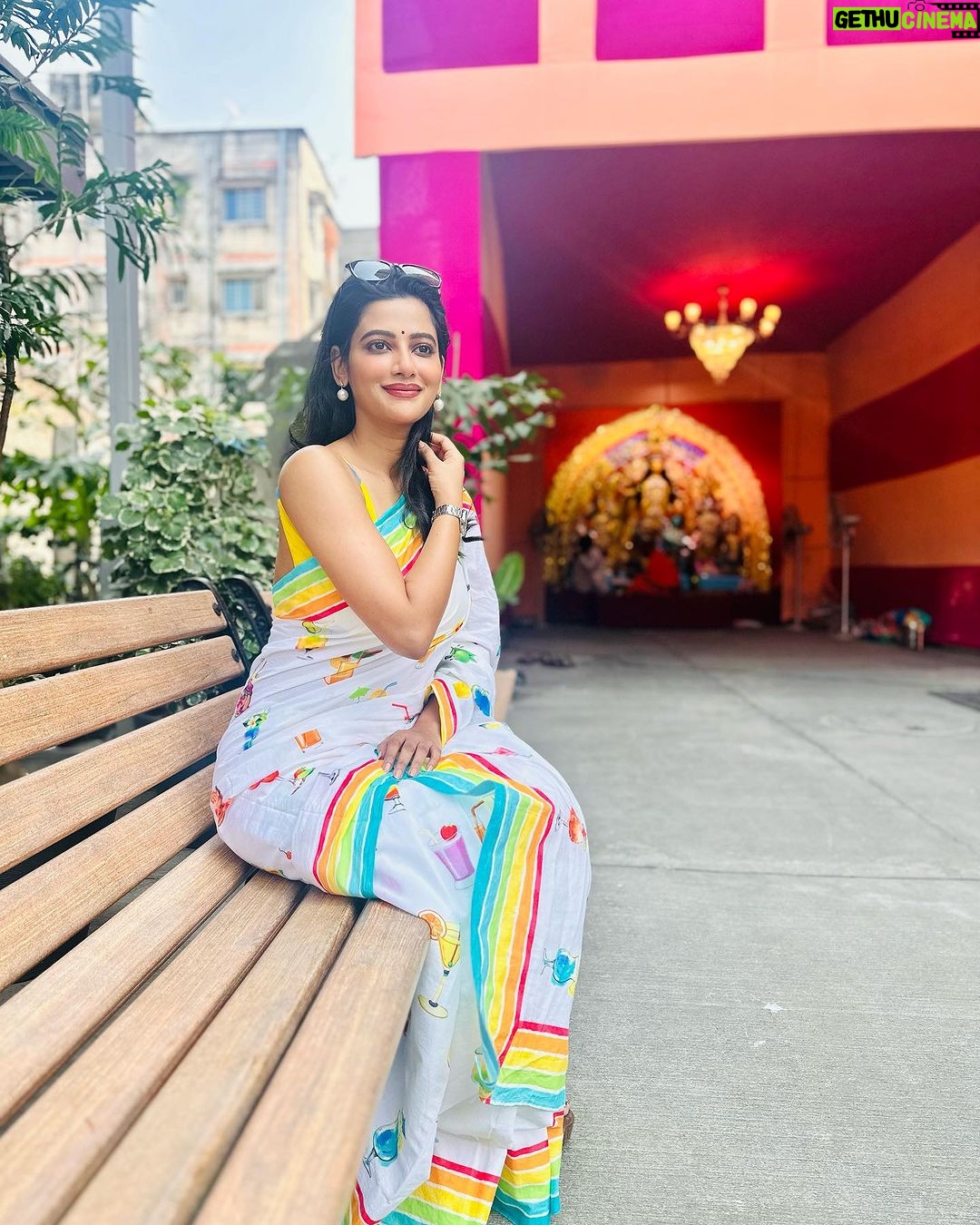 Ushasi Ray Instagram - সকল কে জানাই মহাষষ্ঠীর অনেক শুভেচ্ছা ! শাড়ী জন্মদিনে পেলাম শুভাদি , পুনামদির থেকে @shubhadesignstudio 😃 @talentwala.in @groupmerlin #metadurgapujasquad #pujoadda #durgapuja2023 Kolkata