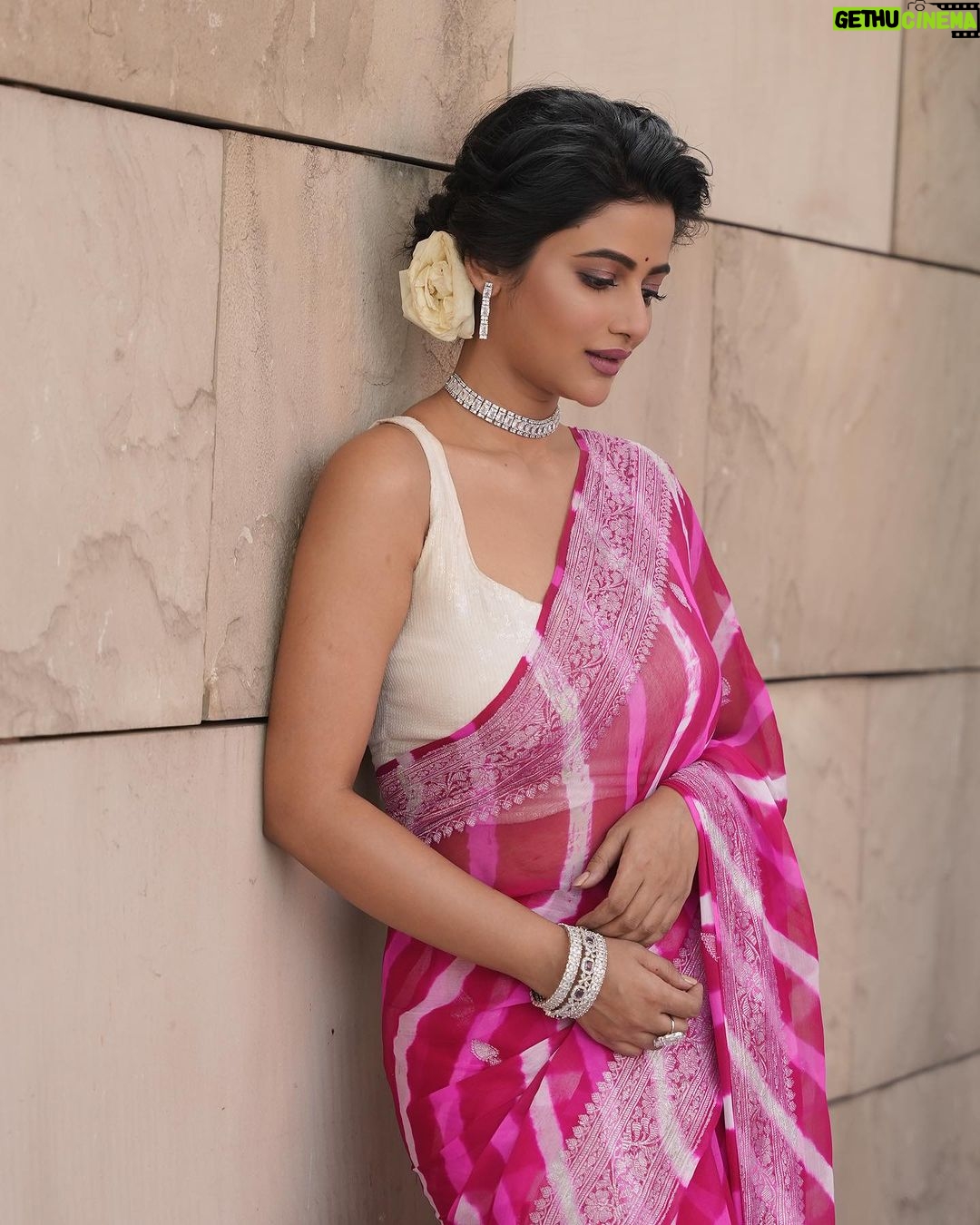 Ushasi Ray Instagram - শুভ পঞ্চমী 🙏🏻 📸 @anindya.sahaindia 🥻 @saarangsareeskolkata @rinkikhatoon 💄 @sahababusona 💇♀️ @ginni_love21 #metadurgapujasquad #durgapujo2023 #pujoadda ITC Sonar Bangla
