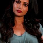 Ushasi Ray Instagram - নিজের ইচ্ছে মতো জীবন কাটালেই কি সে "ছোটলোক"? "ছোটলোক"-এর Trailer এসে গেছে শুধুমাত্র ZEE5-এ! #ChhotolokOnZee5 #KeChhotolok #ErporKi #AroBeshiEntertainment #ZEE5 @indranee_halder | @priyankasarkarz | @gauravchakrabarty | @ushasi | @damineeb | @ushasieofficial | @loka_loknath | @joydeep0906 | @sabuj_b_positive | @tapasya_dasgupta | @soumya_cherrypix