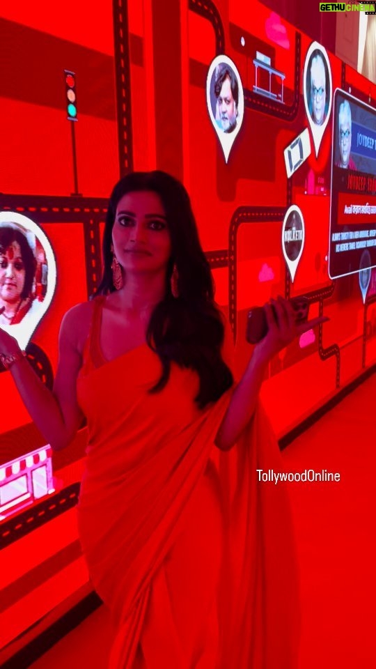 Ushasi Ray Instagram - @ushasi is giving us the perfect red vibes for the night with red saree look ❤️ #HoichoiSeason7