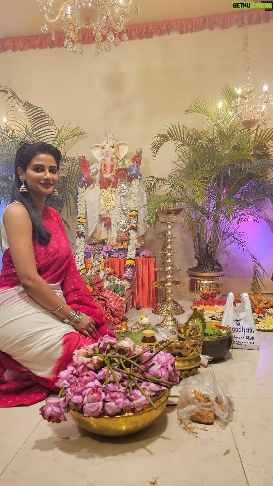 Ushasi Ray Instagram - বন্ধুর বাড়ির গণেশ পুজোয় উষশী ...#ganeshchaturthi 🙏 #TOSpotted