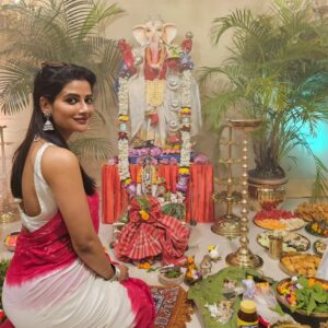 Ushasi Ray Instagram - 💫💫💫🌷🌸🌸🙏
.
.
#ganeshchaturthi