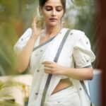 Ushasi Ray Instagram - मुलाक़ात🤍🍁☀️ @imsayandey @threaded_madhab @style_by_madhab @makeupbysumanganguly @hairbymousami Kolkata