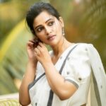 Ushasi Ray Instagram - मुलाक़ात🤍🍁☀️ @imsayandey @threaded_madhab @style_by_madhab @makeupbysumanganguly @hairbymousami Kolkata