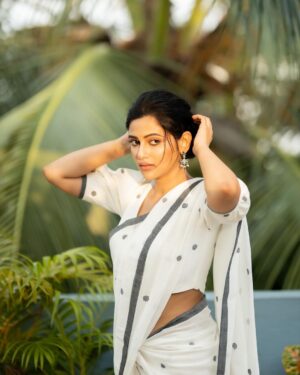 Ushasi Ray Instagram - मुलाक़ात🤍🍁☀️

@imsayandey @threaded_madhab @style_by_madhab @makeupbysumanganguly @hairbymousami